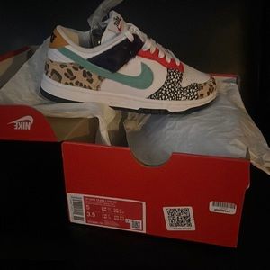 Brand new size 5 nike safari dunks.